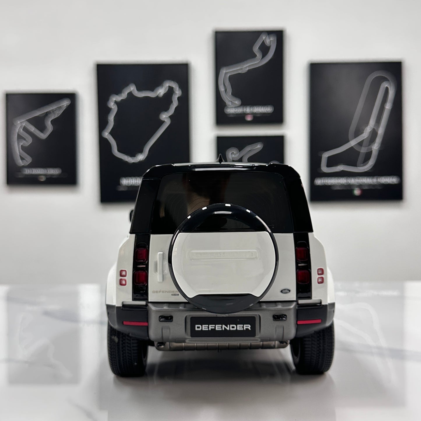 GT Spirit 1/12 Land Rover DEFENDER 110 P400X White GT554