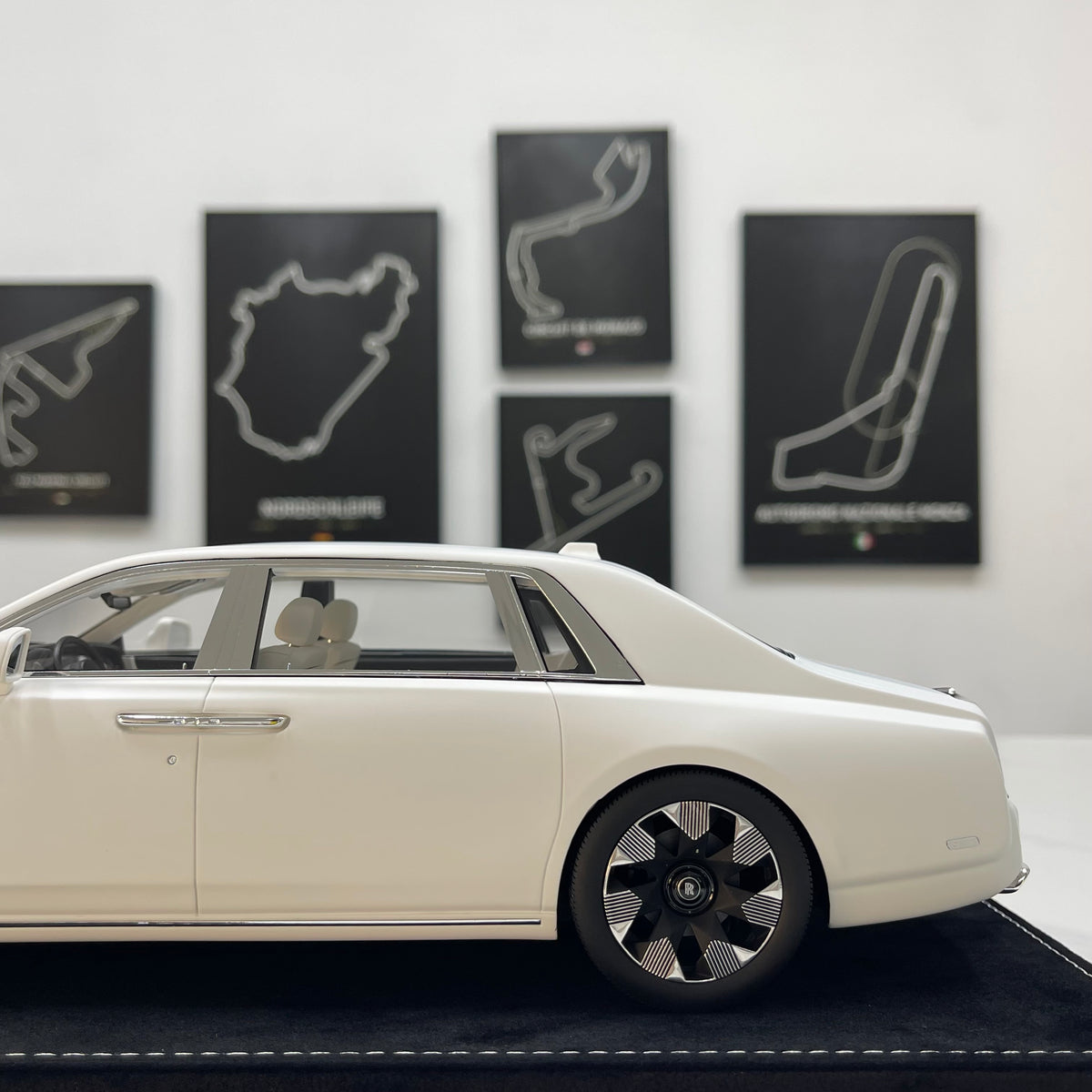 HH Model 1/18 Rolls-Royce Phantom Series II Ivory White HH735