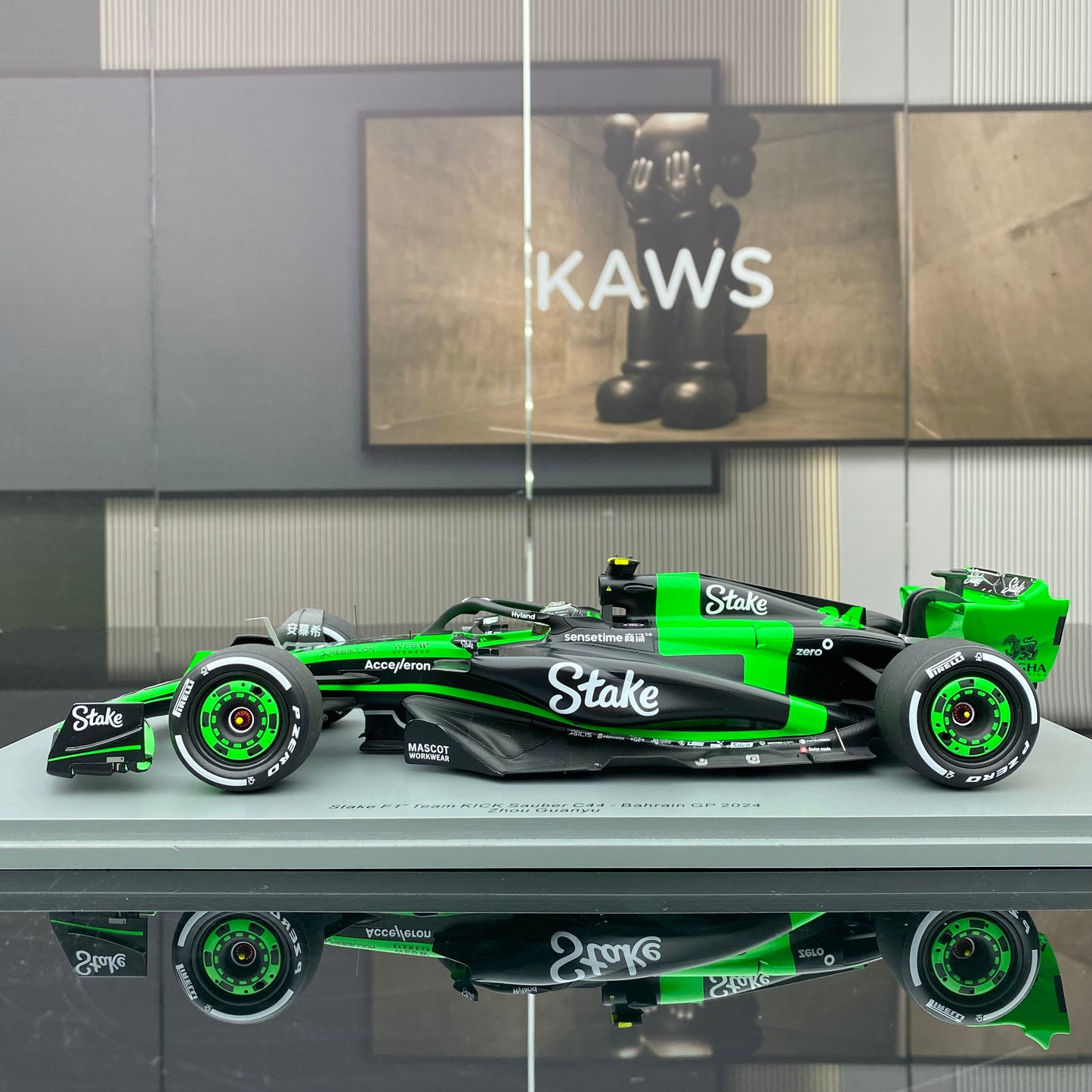 SPARK 1/18 Alfa Romeo Stake Sauber F1 C44 Zhou Guanyu Green Car Model
