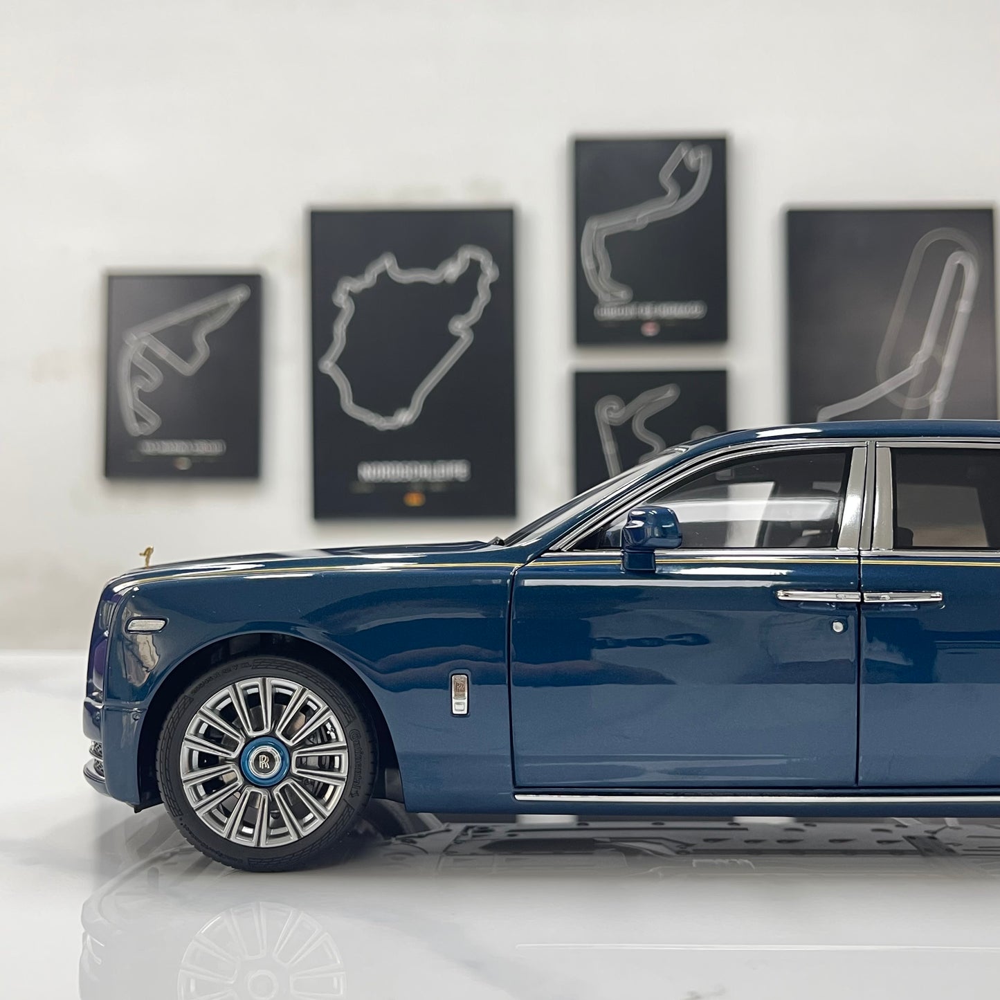 ZP 1/18 Rolls-Royce Phantom VIII (Gold Badge / Leather Suitcase Edition) – Pikes Peak Blue (ZP118)