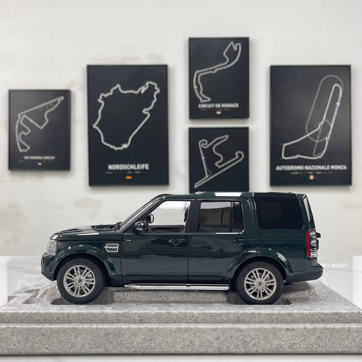 WHELART 1/18 Land Rover Discovery 4 – British Green (WH016)