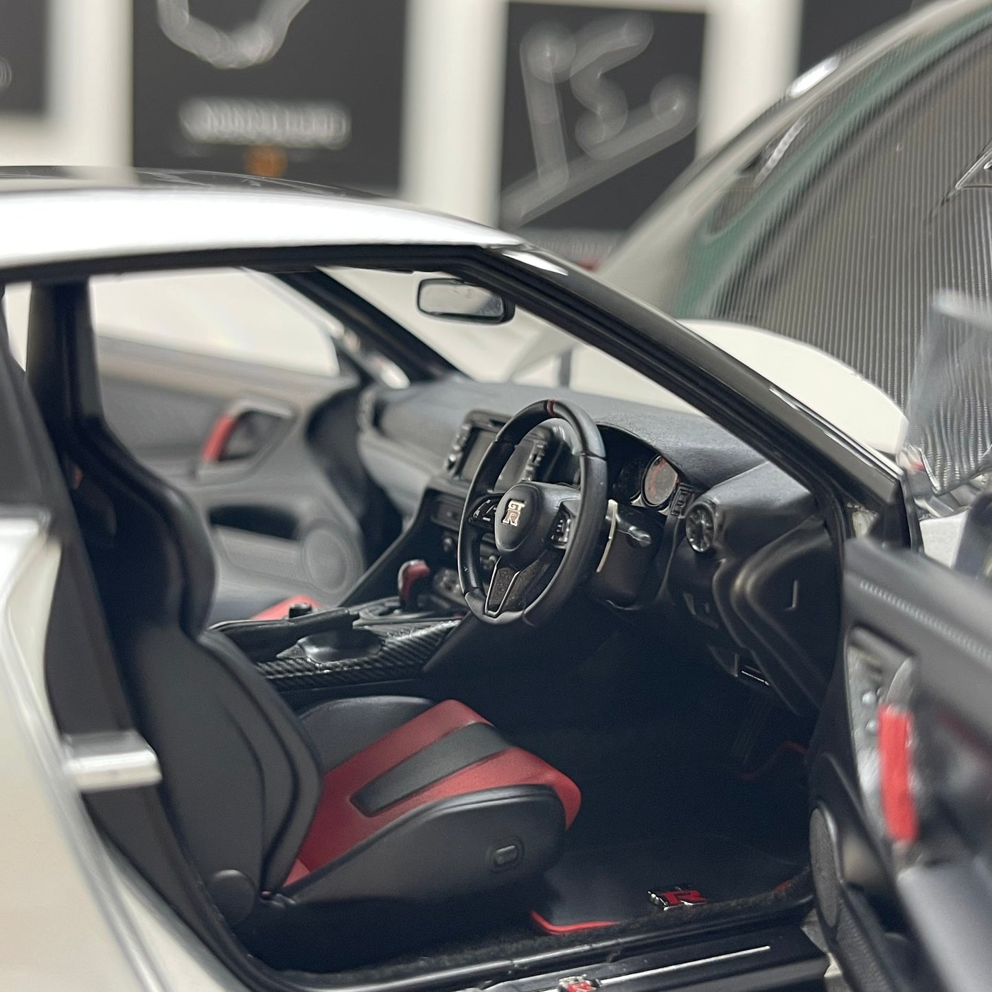 MOTORHELIX 1/18 Nissan GT-R NISMO (R35) Special Edition 2022 Ultimate Metallic Silver Alloy Model Car
