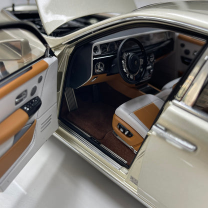 ZP 1/18 Rolls-Royce Phantom VIII (Gold Badge & Leather Case Edition) – Champagne Gold (ZP116)