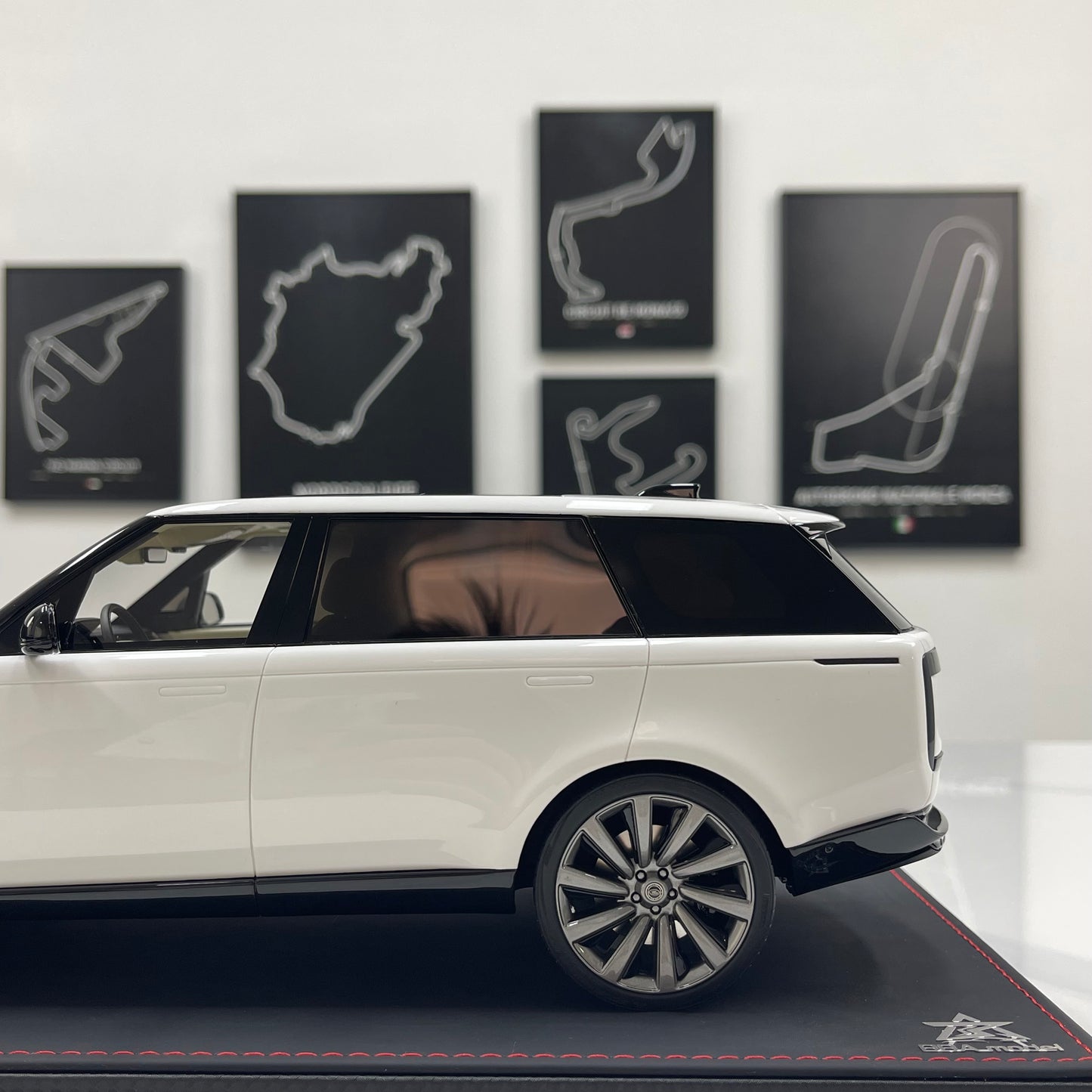 BBA MODEL 1/18 Land Rover Range Rover SVAutobiography Long Wheelbase — White Resin Model Car