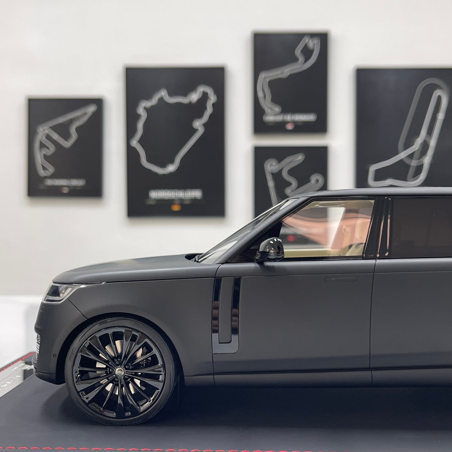 BBA Model 1:18 Land Rover Range Rover Autobiography — Matte Black