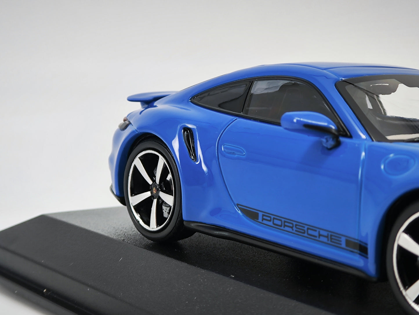 MINICHAMPS 1/43 Porsche 911 turbos alloy car model