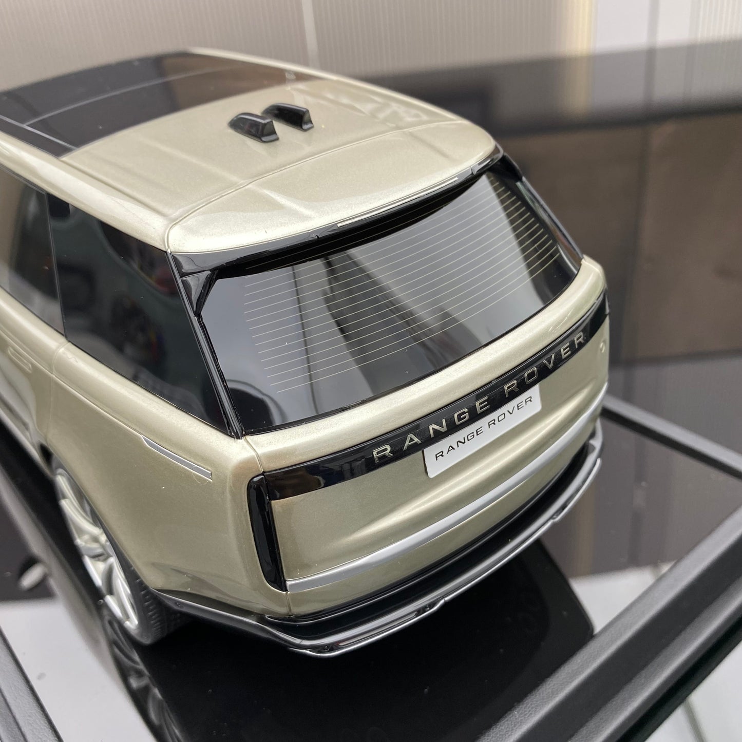 MOTORHELIX 1/18 Land Rover Range Rover Honor Creation Extended Edition Car Model Birthday Gift Ornament Gift