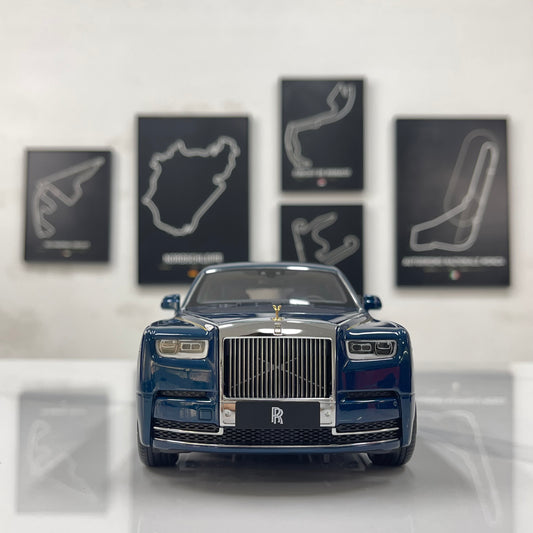 ZP 1/18 Rolls-Royce Phantom VIII (Gold Badge / Leather Suitcase Edition) – Pikes Peak Blue (ZP118)