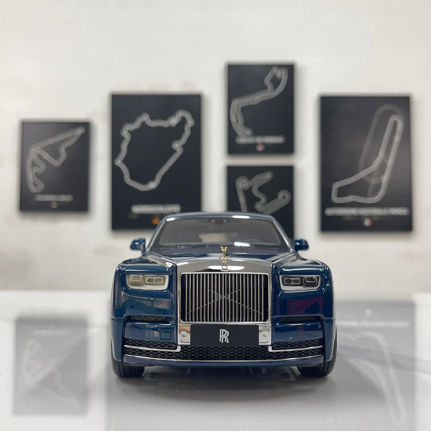 ZP 1/18 Rolls-Royce Phantom VIII (Gold Badge / Leather Suitcase Edition) – Pikes Peak Blue (ZP118)