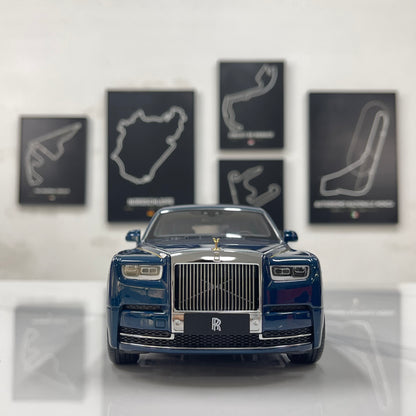 ZP 1/18 Rolls-Royce Phantom VIII (Gold Badge / Leather Suitcase Edition) – Pikes Peak Blue (ZP118)