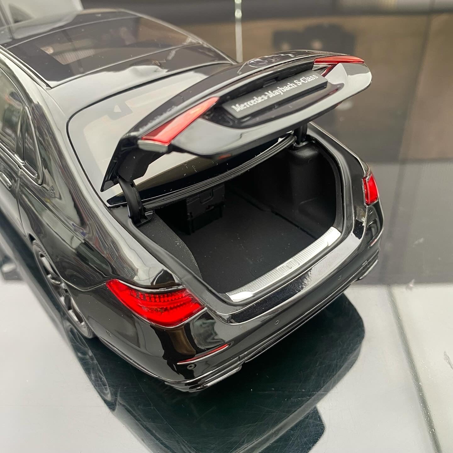 Almost Real 1/18 Mercedes-Benz Maybach S-Class Black Alloy Fully Open Simulation Car Model Ornament