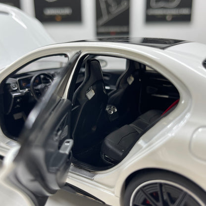 NZG 1/18 Mercedes-AMG C63 S E-Performance, Gloss White (111200040)