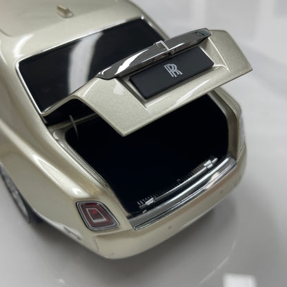 ZP 1/18 Rolls-Royce Phantom VIII (Gold Badge & Leather Case Edition) – Champagne Gold (ZP116)