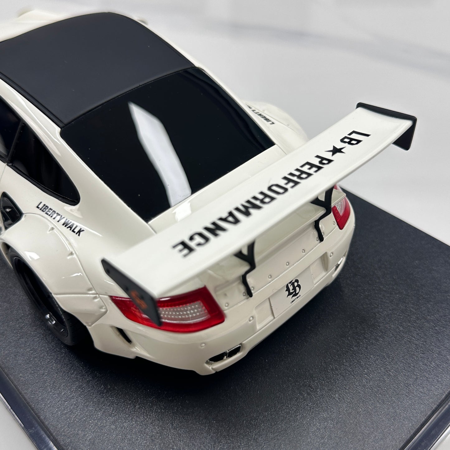 GT Spirit 1/18 Porsche LB-WORKS 997 TURBO White GT958