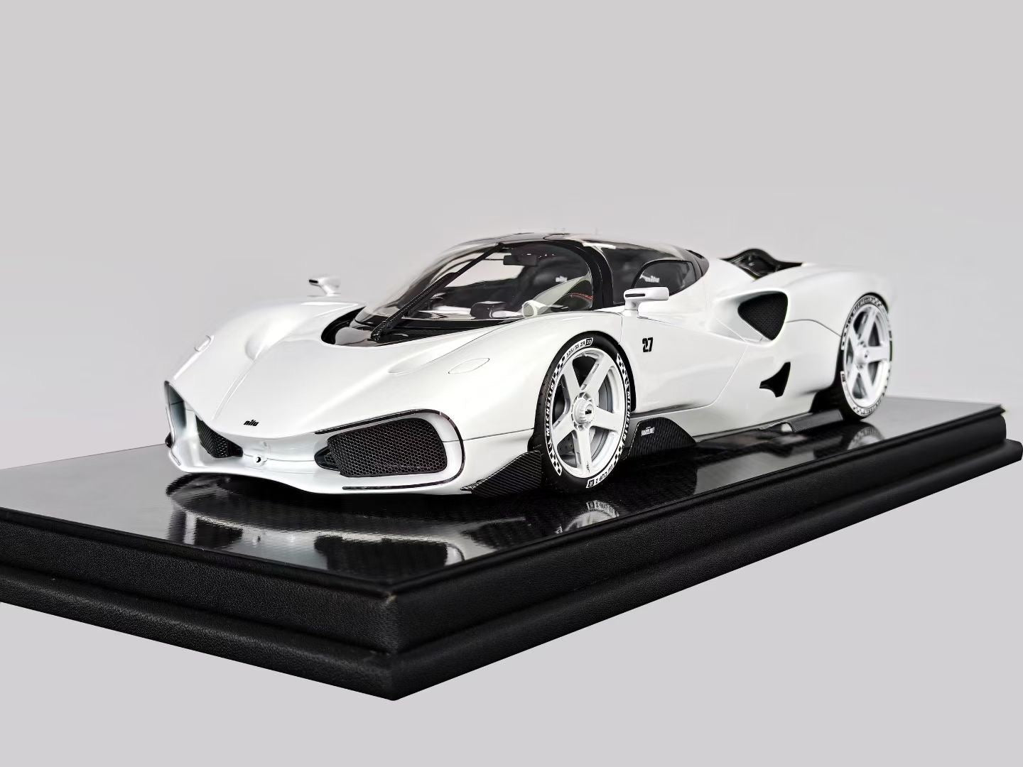 Frontiart 1/18 Nilu27 White Limited Edition Car Model Decoration