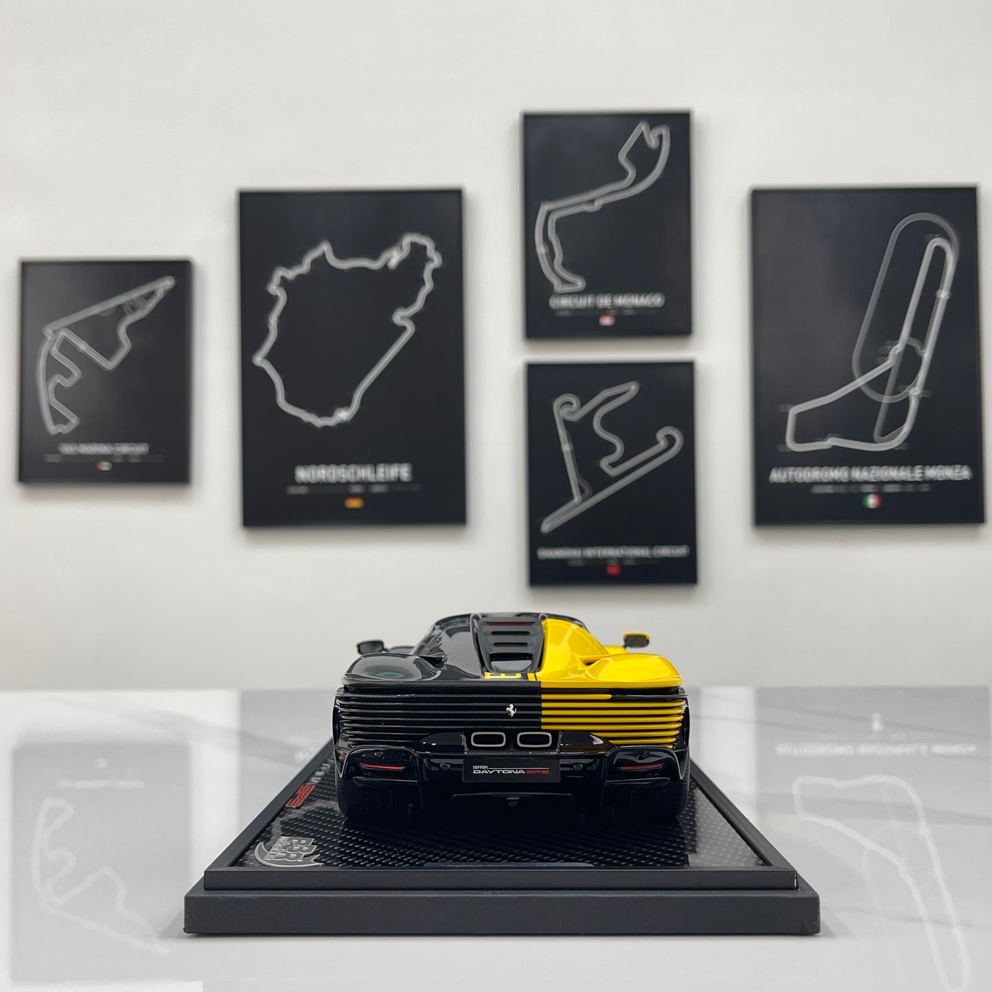 BBR 1/18 Ferrari Daytona SP3 Red Box Edition Modena Yellow + Black Carbon Fiber P18224TMOCH