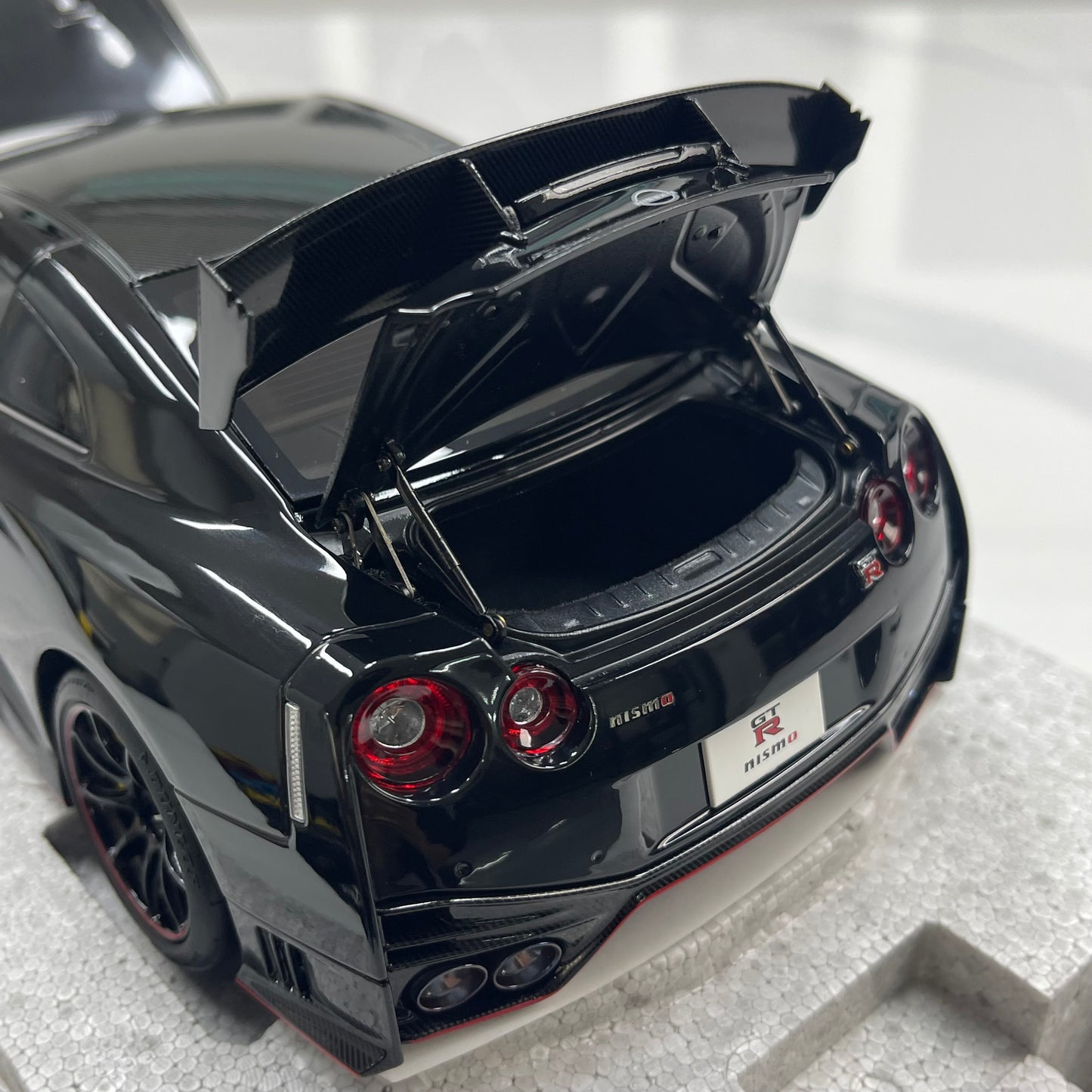 MOTORHELIX 1/18 Nissan GT-R NISMO (R35) Special Edition 2022 – Meteor Flake Black (MH379)