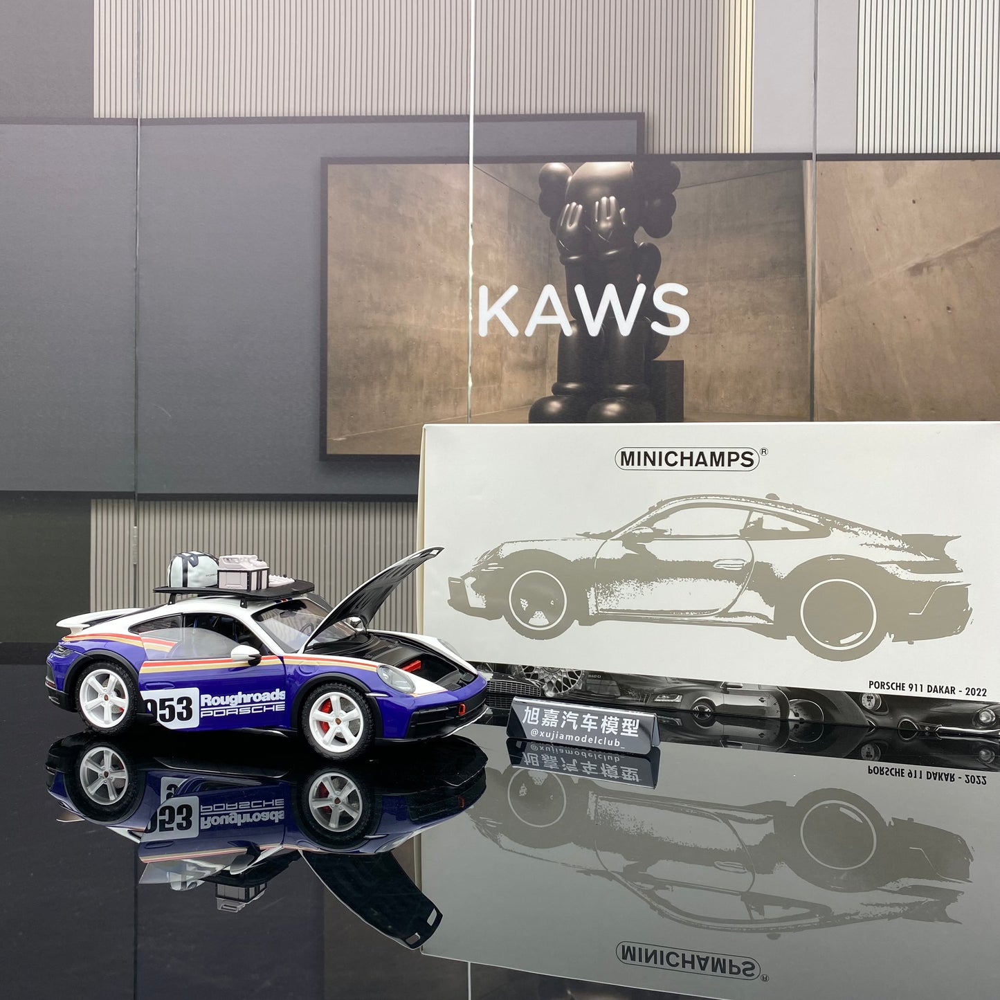 minichamps 1/18 Porsche 911 DAKAR BLUE WITH ROOF RACK alloy car model
