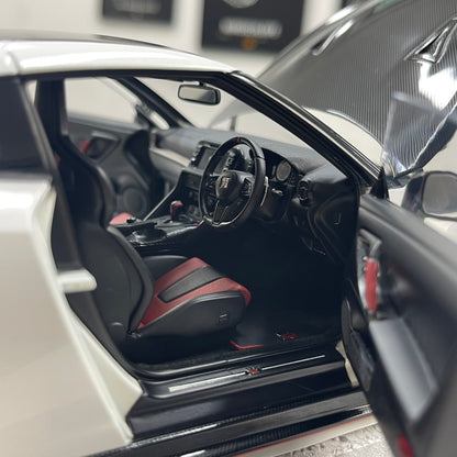 MOTORHELIX 1/18 Nissan GT-R NISMO (R35) Special Edition 2022 Brilliant Pearl White MH378