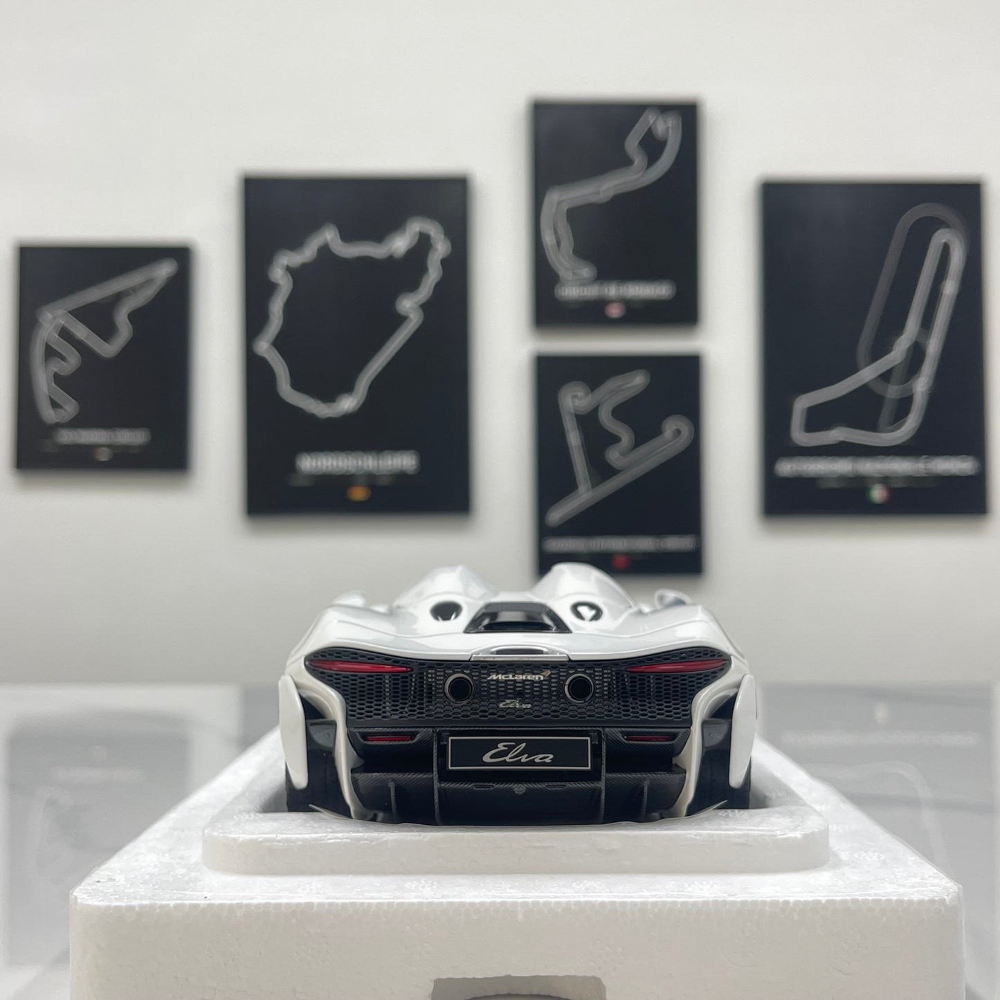 LCD 1/18 McLaren Elva Die-cast Model – Pearlescent White with Blue Interior (LCD18015-WH)