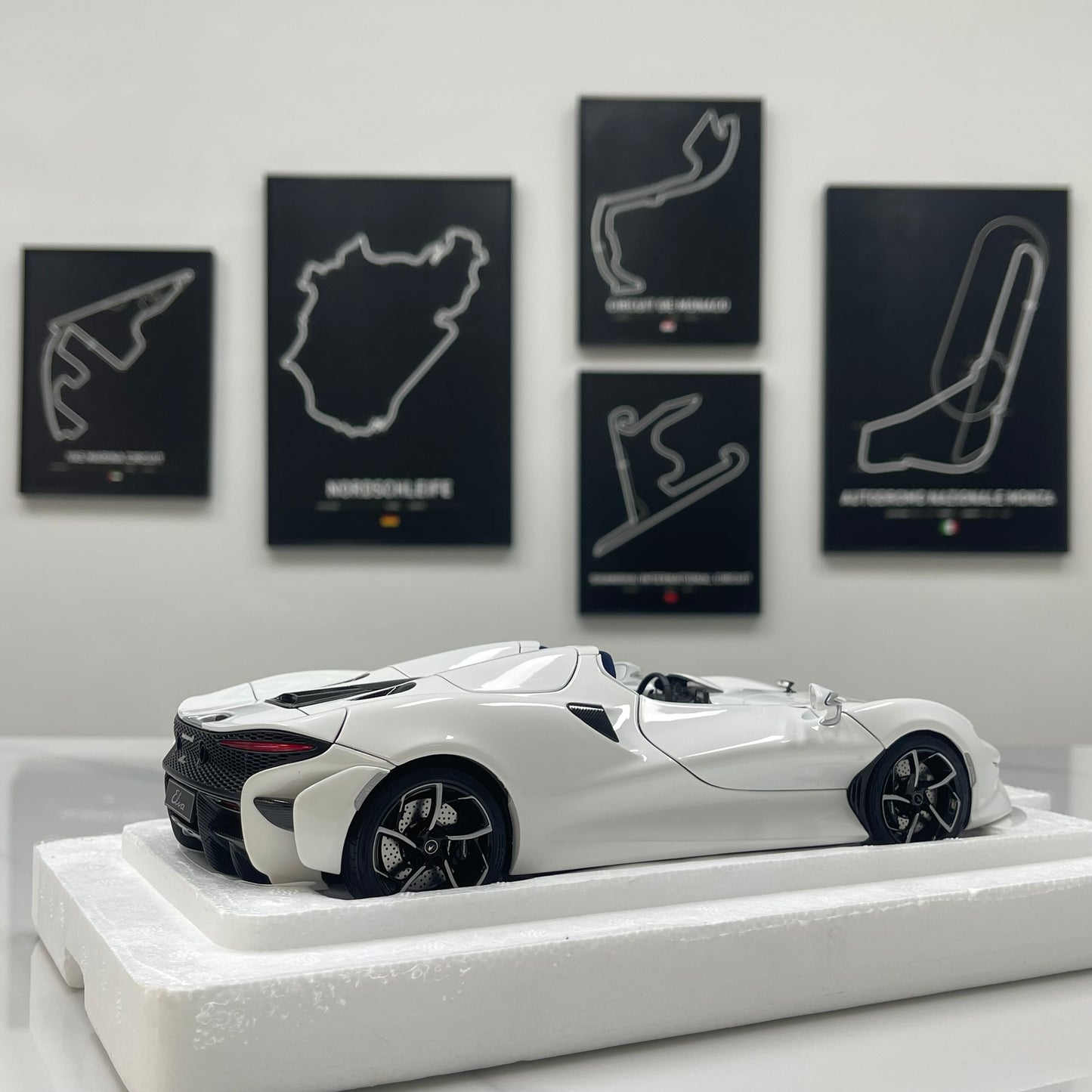 LCD 1/18 McLaren Elva Die-cast Model – Pearlescent White with Blue Interior (LCD18015-WH)