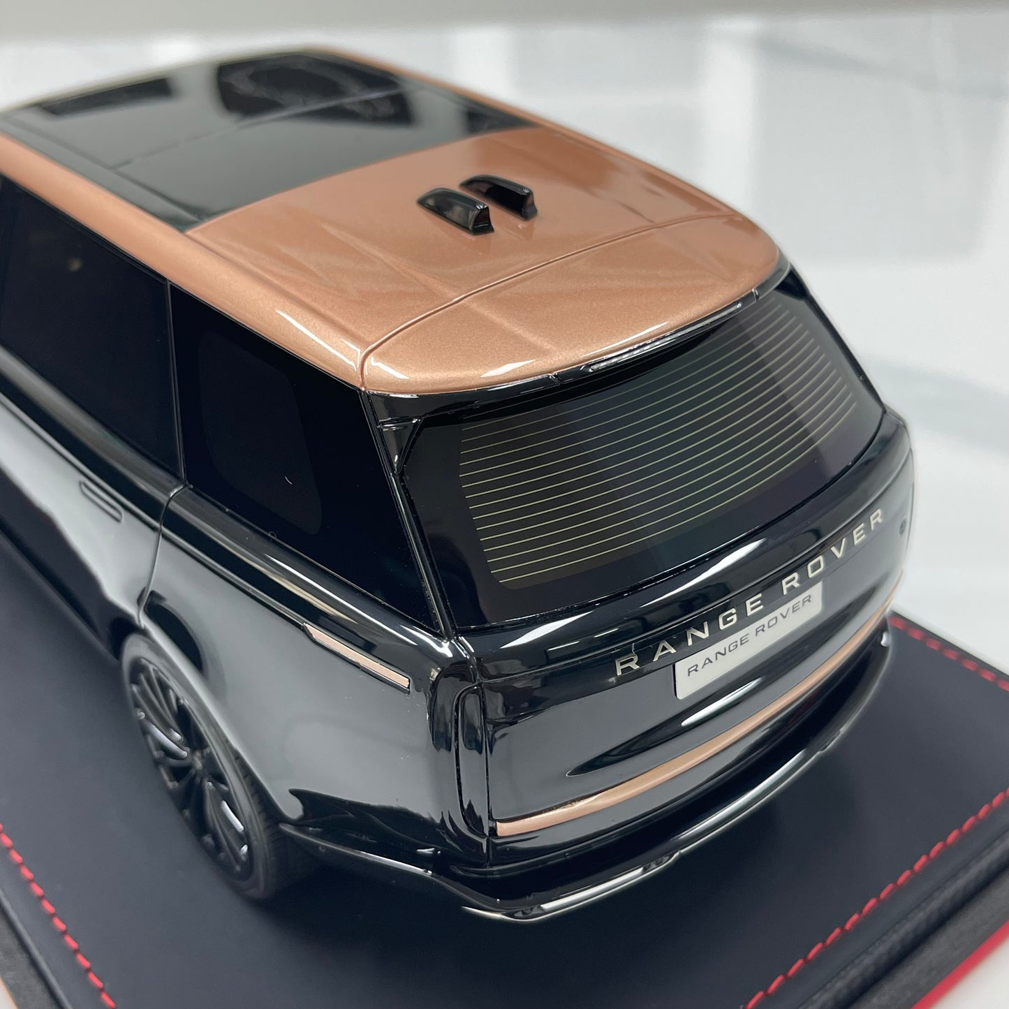 BBA MODEL 1:18 Land Rover Range Rover Autobiography — Black & Gold
