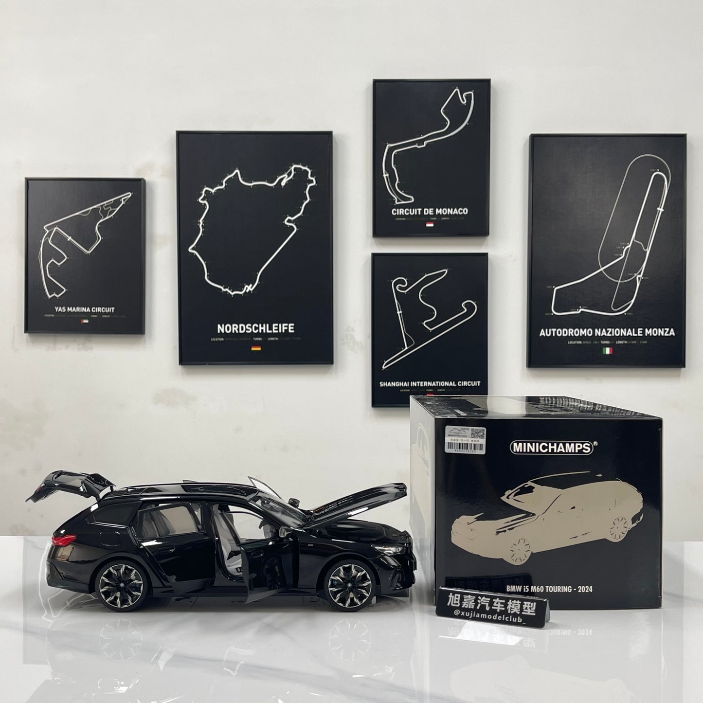 MINICHAMPS 1/18 BMW i5 M60 Touring 2024 Metallic Black 110023602