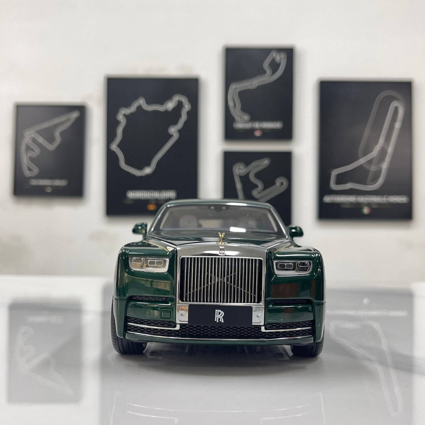 ZP 1/18 Rolls-Royce Phantom VIII (Gold Badge/Luggage Set Edition) – Peninsula Green (ZP117)