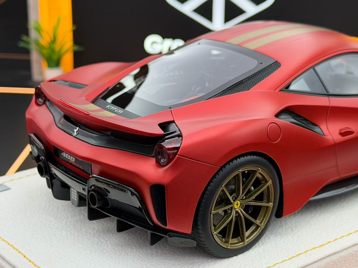 MR 1:18 Ferrari 488 Pista Matt New Rosso Carsa 08/39 DDJ057