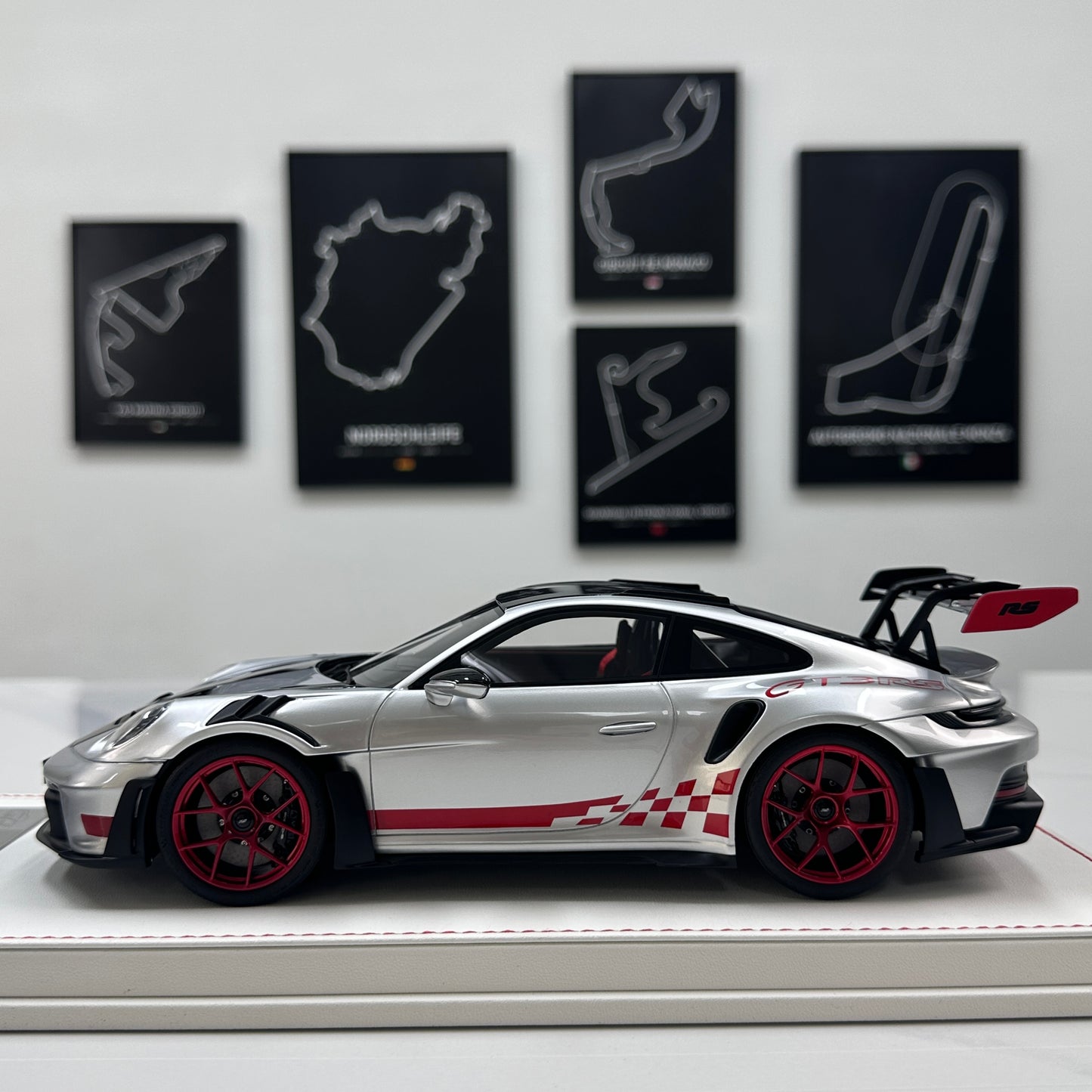 GH MODEL 1/18 Porsche 992 GT3RS Red Seals/GT Silver Limited Edition Model Car