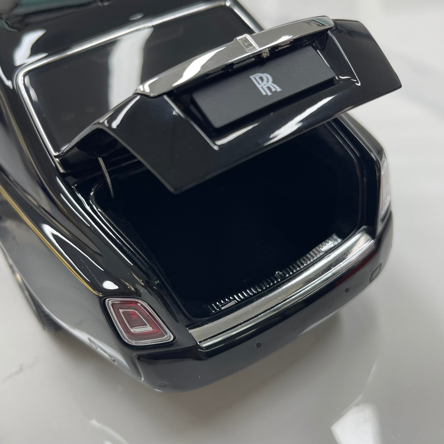 ZP 1/18 Rolls-Royce Phantom VIII (Gold Badge & Luggage Set Edition) – Pearl Black / Silver Roof (ZP115)