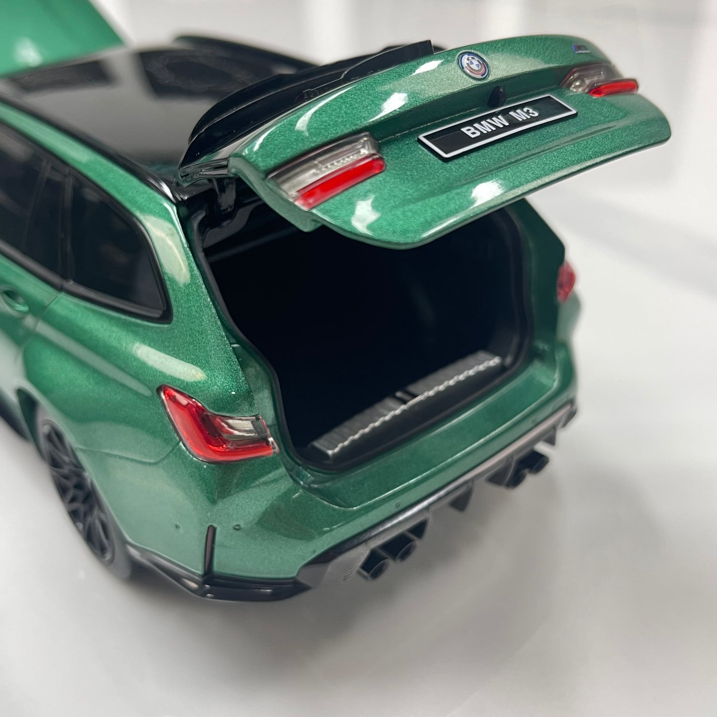 TSM MODEL 1/18 BMW M3 Touring (Isle of Man Green) TSM181030