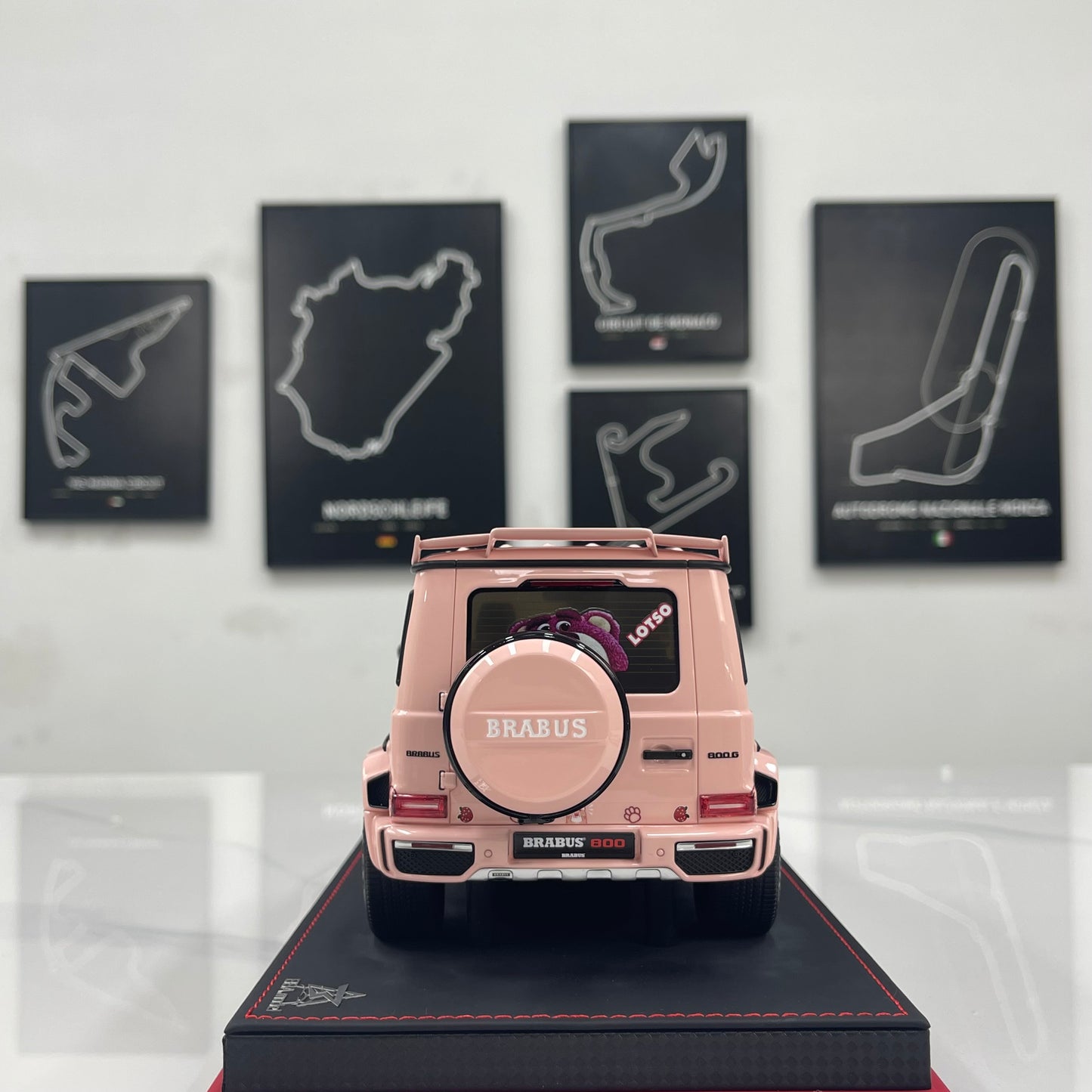 BBA Model 1/18 Brabus G800 "Lotso" (Strawberry Bear) BBA083