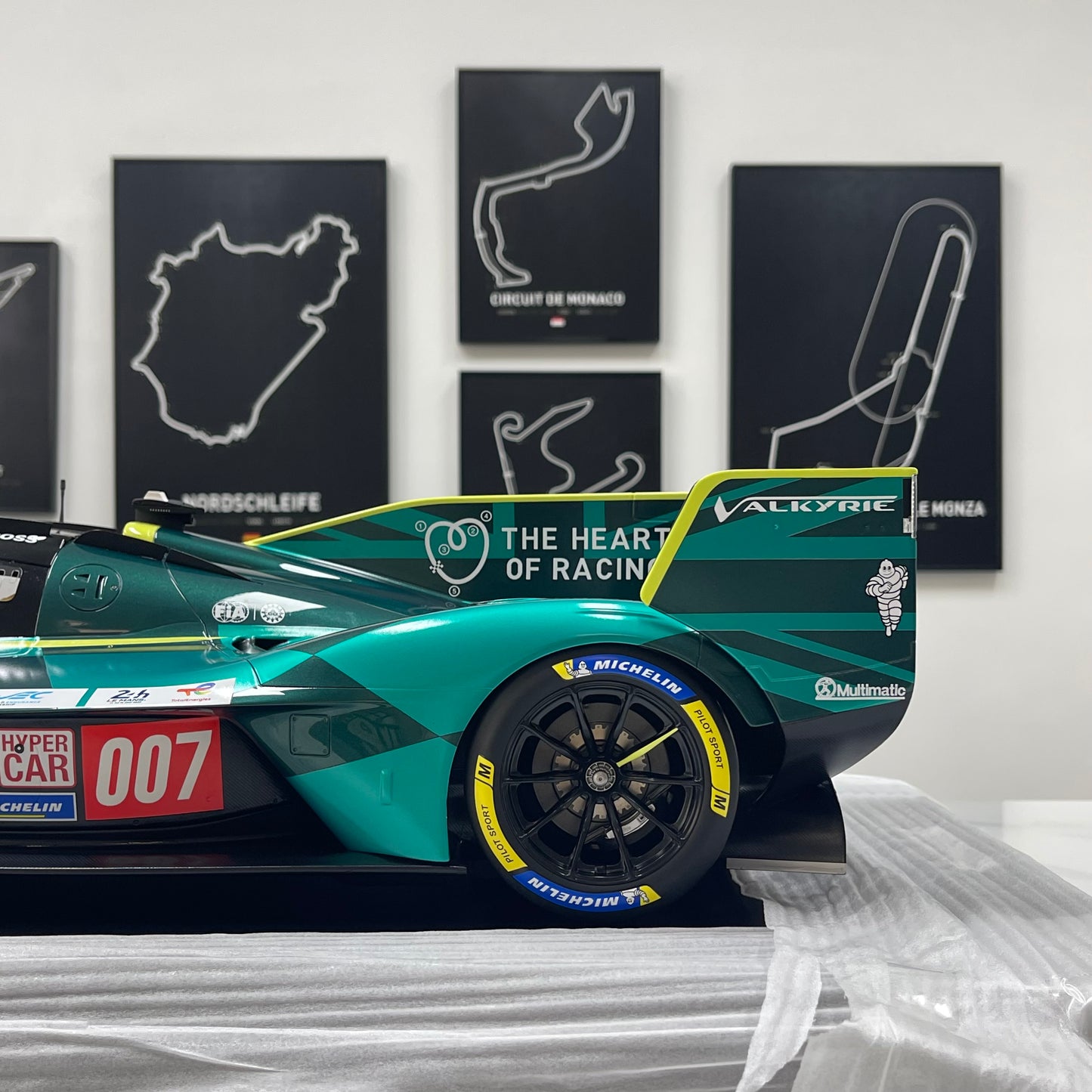 Spark 1/8 Aston Martin VALKYRIE NO.007 Black and Green Livery 08S003