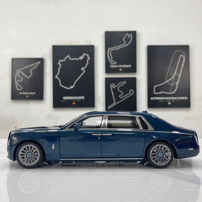 ZP 1/18 Rolls-Royce Phantom VIII (Gold Badge / Leather Suitcase Edition) – Pikes Peak Blue (ZP118)