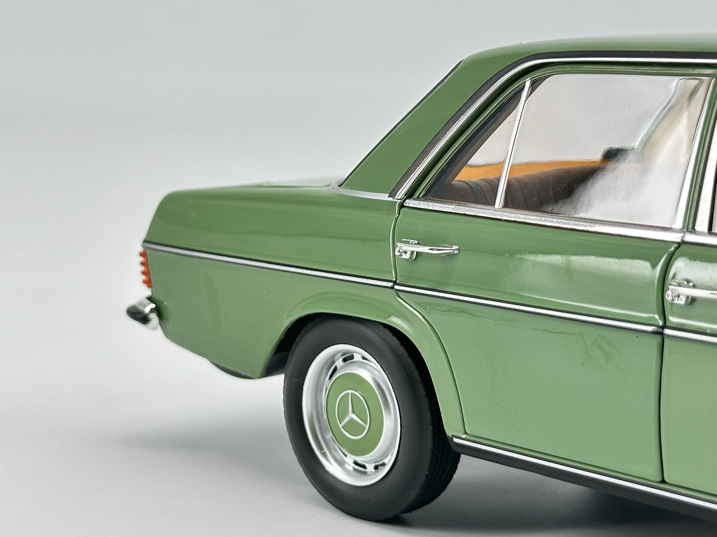 Norev 1/18 Mercedes Benz 200 1982 Light Green Alloy Car Model