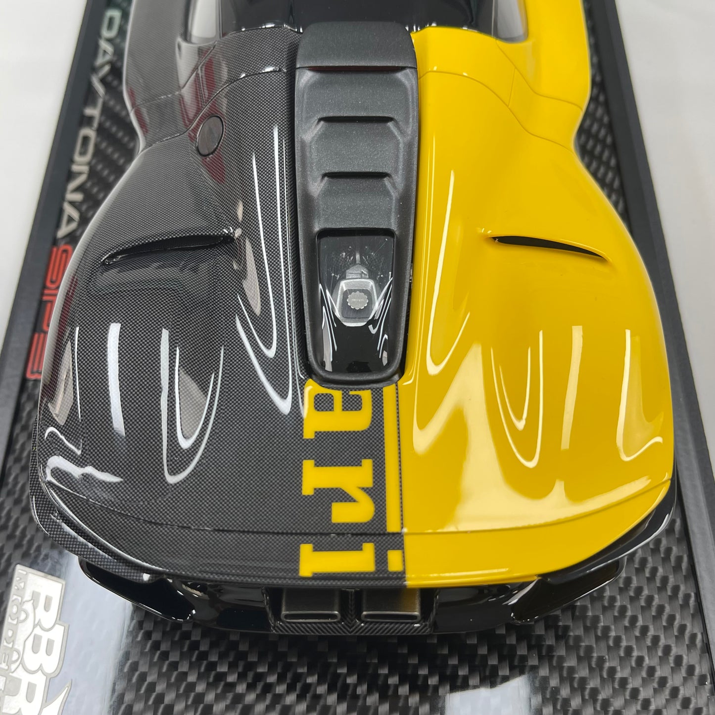 BBR 1/18 Ferrari Daytona SP3 Red Box Edition Modena Yellow + Black Carbon Fiber P18224TMOCH
