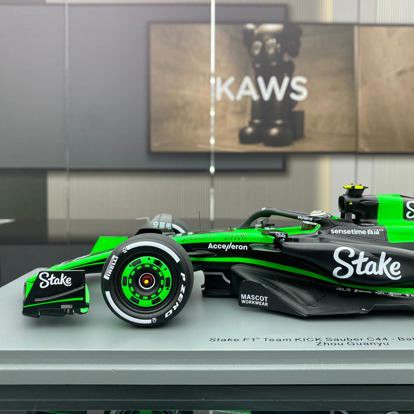 SPARK 1/18 Alfa Romeo Stake Sauber F1 C44 Zhou Guanyu Green Car Model