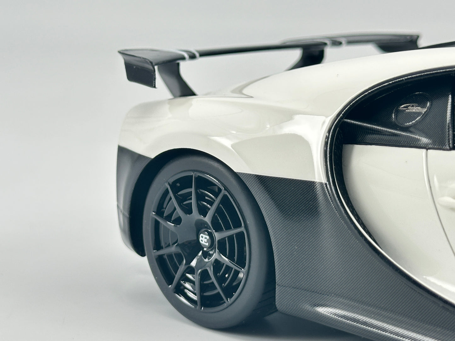 TOPSPEED 1/18 Bugatti CHIRON PUR SPORT #16 White Simulation Car Model