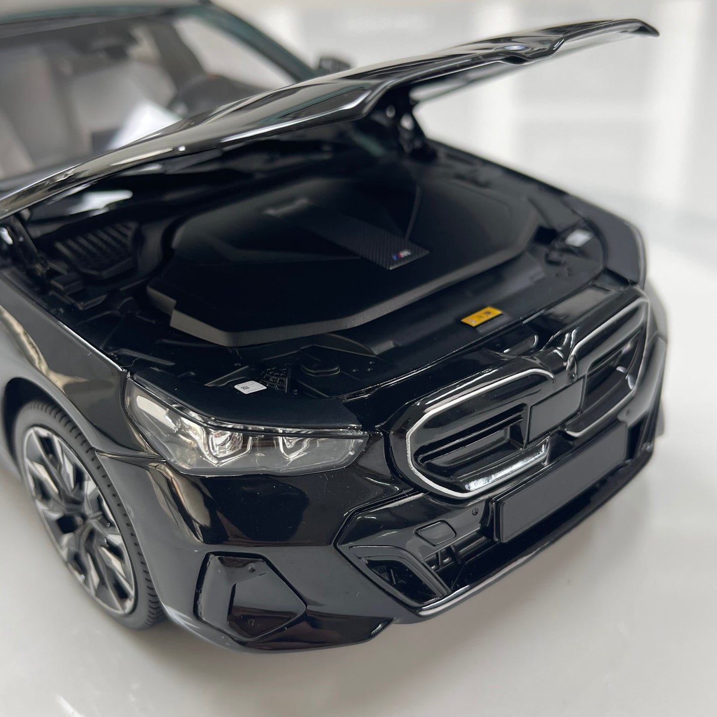 MINICHAMPS 1/18 BMW i5 M60 Touring 2024 Metallic Black 110023602