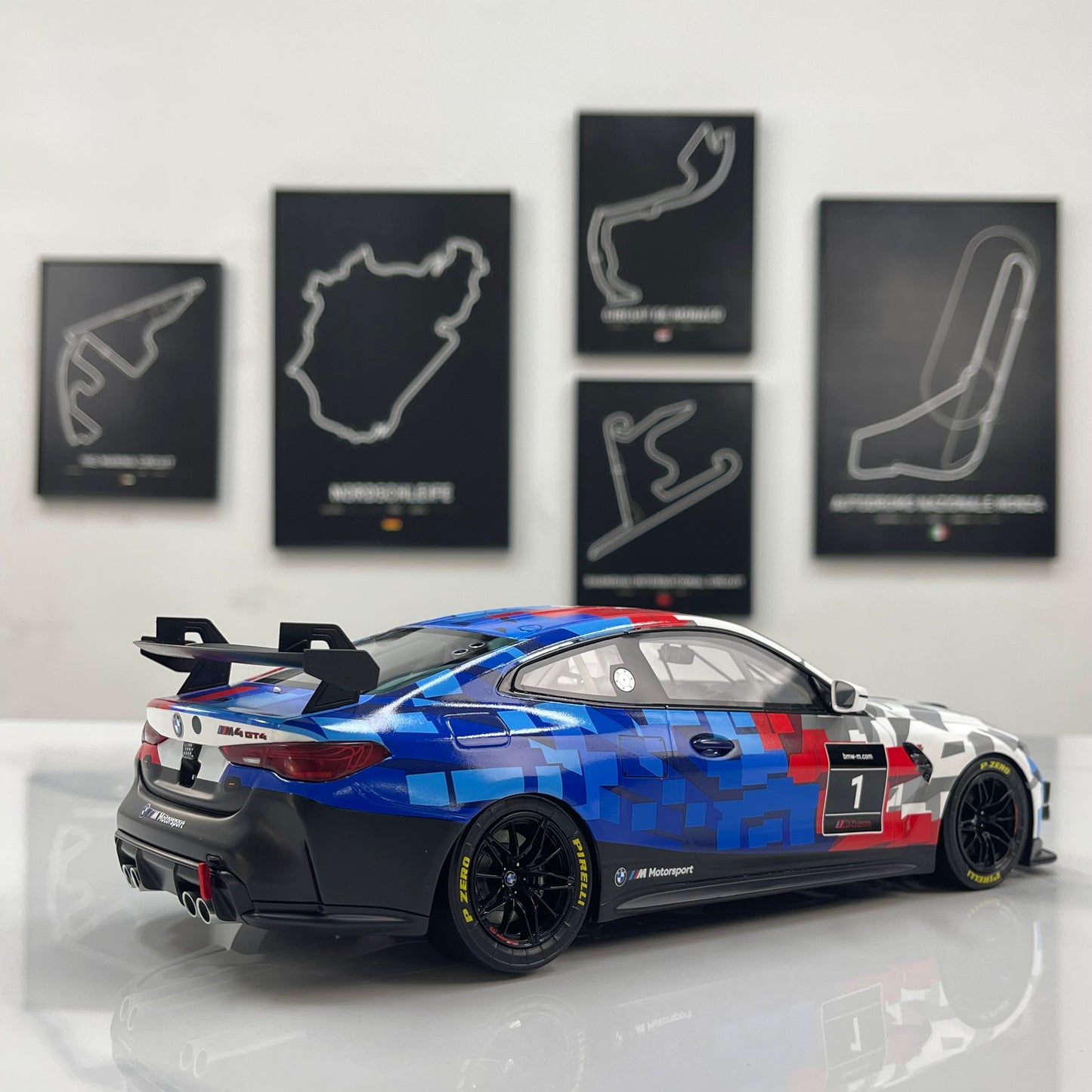 OTTO 1/18 BMW M4 GT4 White/Blue/Black OT1125