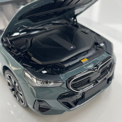 MINICHAMPS 1/18 BMW i5 M60 Touring 2024 Metallic Green 110023600