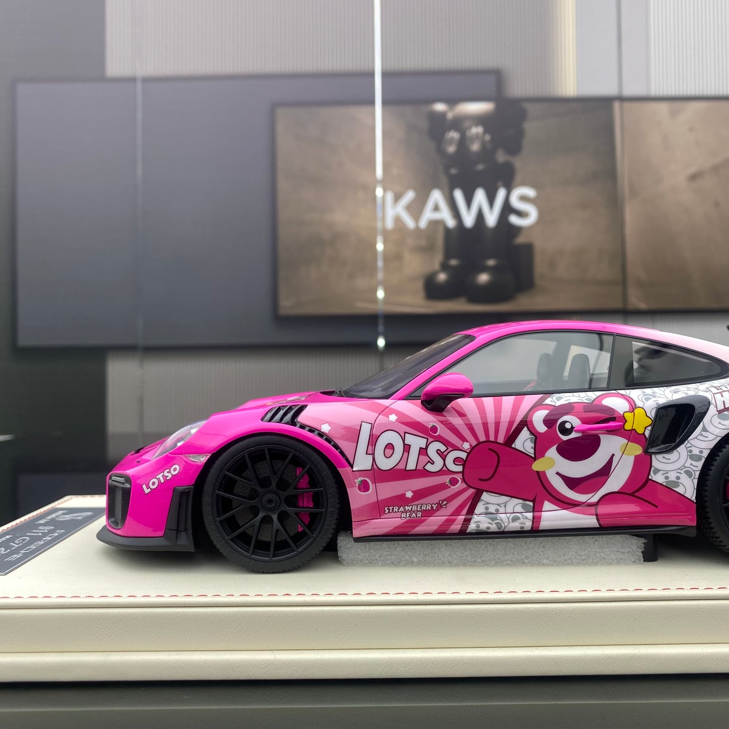 Vehículo Art1/18 Porsche 911 GT2RS Weissach Modelo de paquete