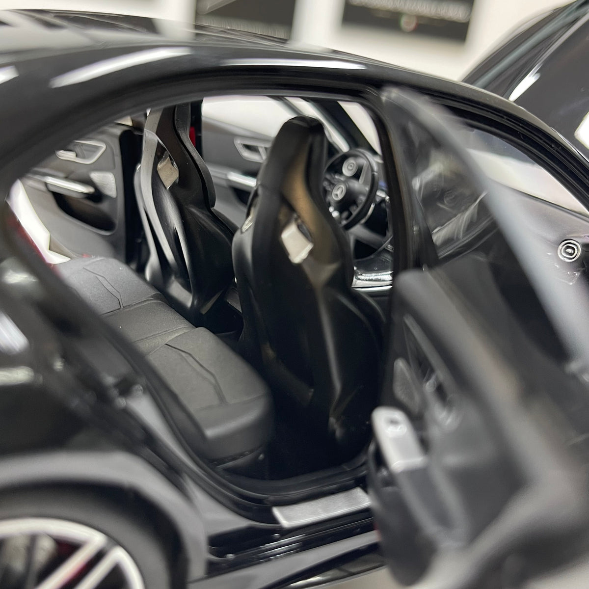 NZG 1/18 Mercedes-AMG C63 S E-Performance, Gloss Black (111200050)