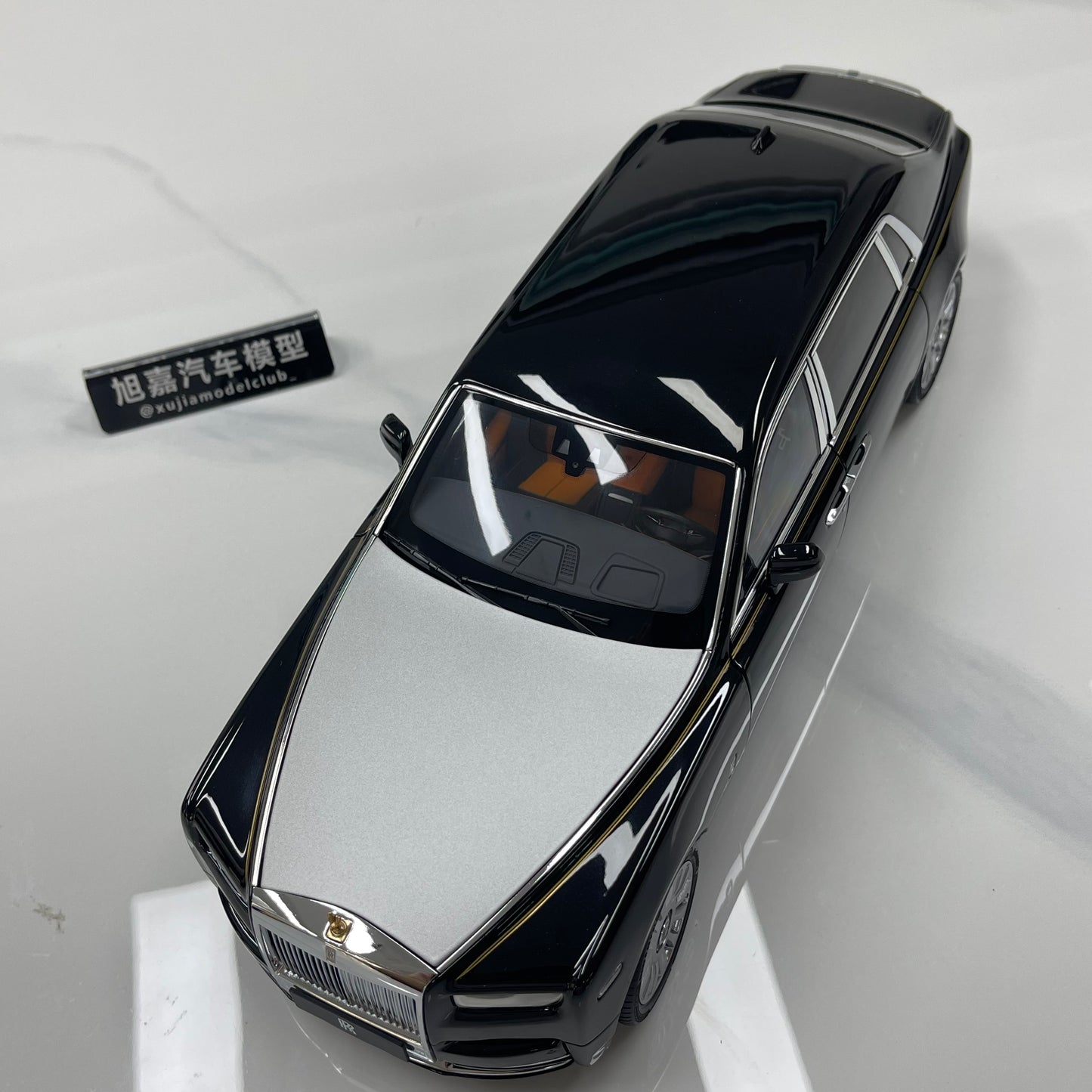 ZP 1/18 Rolls-Royce Phantom VIII (Gold Badge & Luggage Set Edition) – Pearl Black / Silver Roof (ZP115)