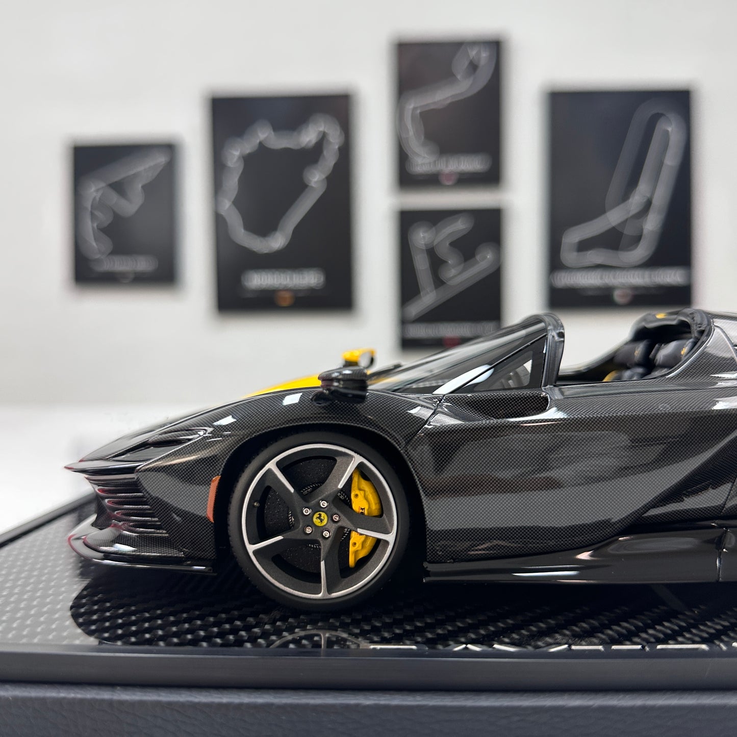 BBR 1/18 Ferrari SP3 Daytona 599+1 Spider - Open Roof Modena Yellow/Black Carbon Fiber P18214TMOCH
