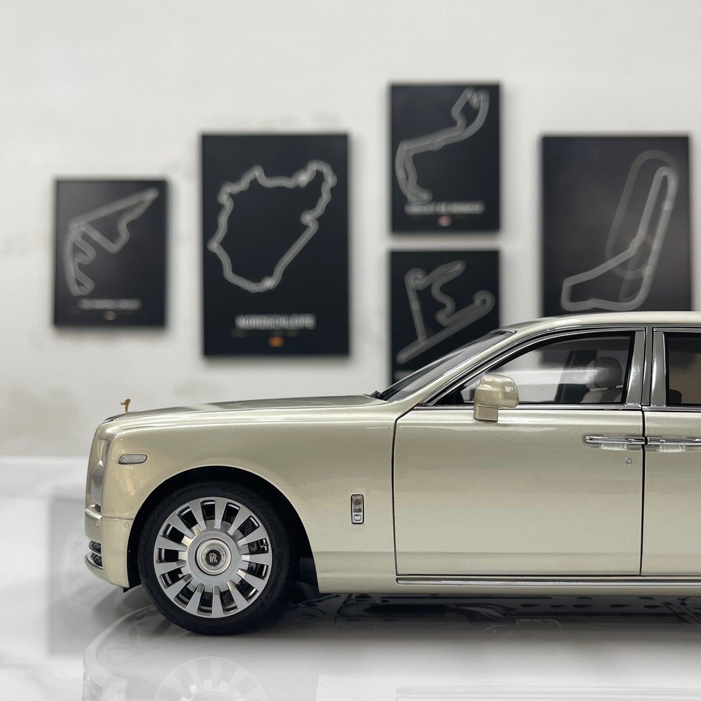 ZP 1/18 Rolls-Royce Phantom VIII (Gold Badge & Leather Case Edition) – Champagne Gold (ZP116)