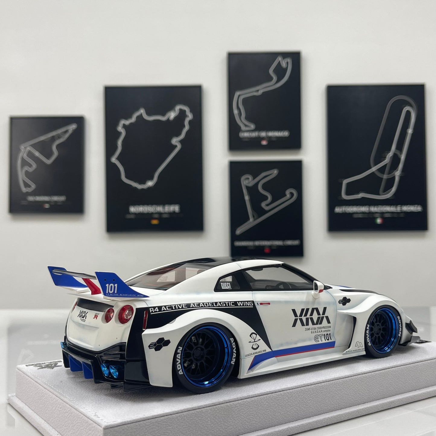 BBA MODEL 1/18 Nissan GTR 35GT-RR Gundam-themed Limited Edition Model Car