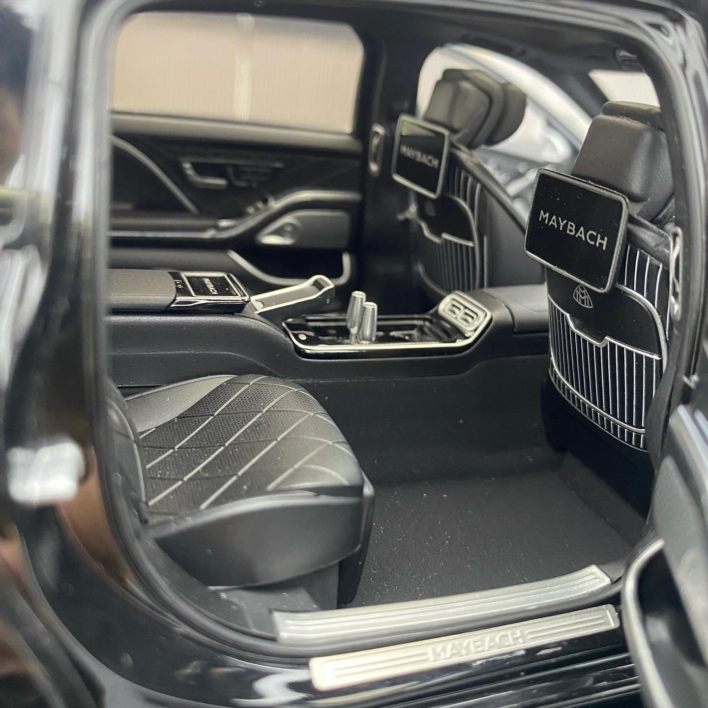 Almost Real 1/18 Mercedes-Benz Maybach S-Class Black Alloy Fully Open Simulation Car Model Ornament