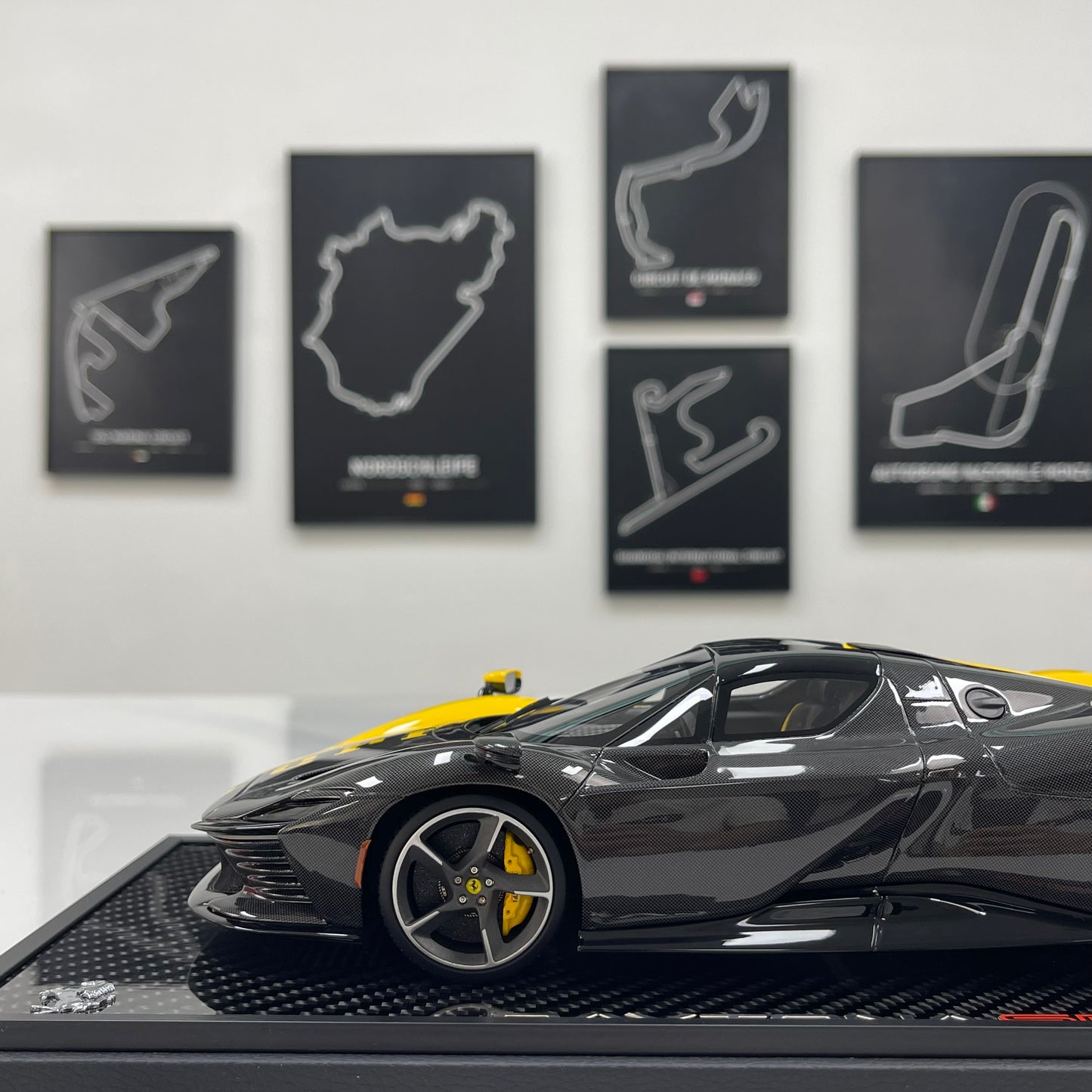 BBR 1/18 Ferrari Daytona SP3 Red Box Edition Modena Yellow + Black Carbon Fiber P18224TMOCH